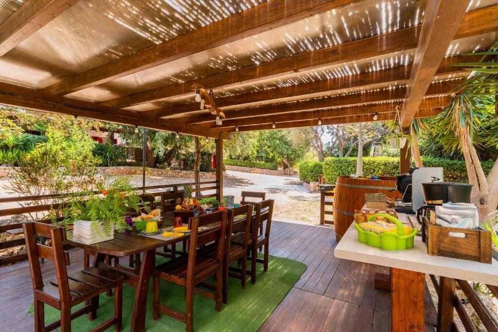 Tavolo apparecchiato per la colazione sotto la pergola in legno