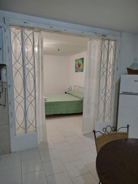 Camera da letto vista dal soggiorno con tende in lino